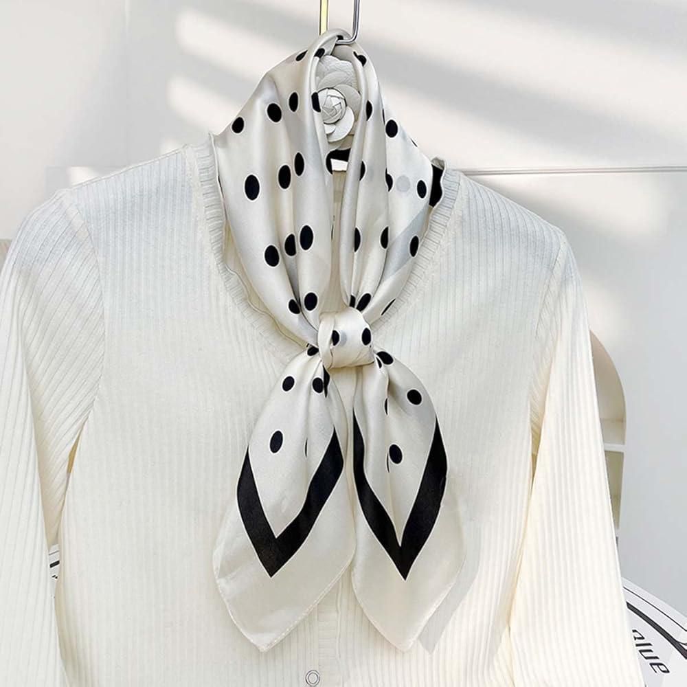 Pañoleta blanca puntos negros grandes